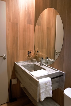 Superior Room | Bathroom | Free toiletries, towels, soap, shampoo