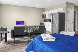 1 bedroom, WiFi, bed sheets - #46 - Bright and Sunny Studio in Chelsea for Long-Term Stays (Chelsea)