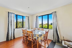 Dining - Mountain Breeze - Hanmer Springs Holiday Home (Hanmer Springs)