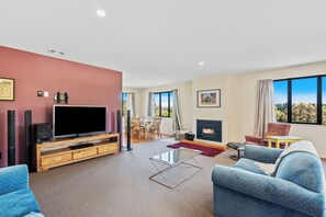 TV - Mountain Breeze - Hanmer Springs Holiday Home (Hanmer Springs)