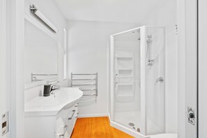 Shower, hair dryer - Mountain Breeze - Hanmer Springs Holiday Home (Hanmer Springs)