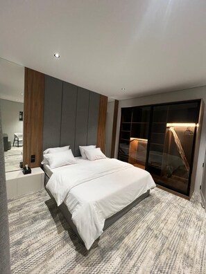 Luxury-Villa, Terrasse | 4 Schlafzimmer, Verdunkelungsvorhänge, Bügeleisen/Bügelbrett