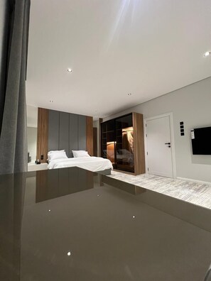 4 bedrooms, blackout drapes, iron/ironing board, free WiFi - Ruby villa (Buraydah)