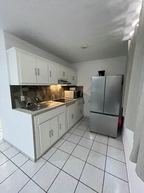 Kylskåp, mikrovågsugn, kaffe- och tebryggare och mixer