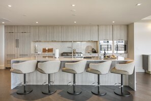 Refrigerador, microondas, horno, cafetera/tetera