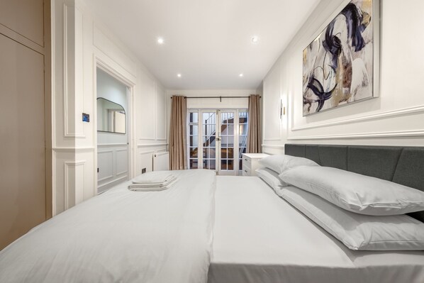 2 bedrooms, iron/ironing board, Internet, bed sheets - Pimlico Brand New Luxury Home (London)