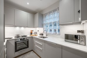 Fridge, microwave, oven, stovetop - Pimlico Brand New Luxury Home (London)