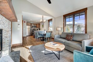 TV, fireplace, DVD player, stereo - NEW! Beautifully Updated Mountain Chic Condo (Breckenridge)
