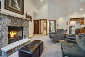 TV, fireplace, DVD player, stereo - NEW! Spacious Upstairs Townhome with Private Garage (Breckenridge)