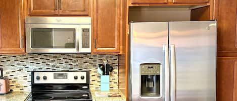Refrigerador, microondas, horno, placa de cocina