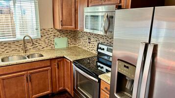 Refrigerador, microondas, horno y parrilla de estufa