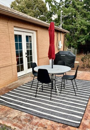 Outdoor dining - Ultimate Furnished Rental-Centrally Located (Aurora)