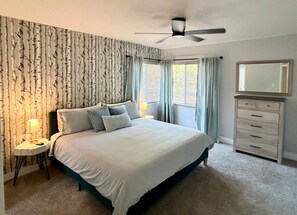 4 bedrooms, desk, iron/ironing board, travel cot - Ultimate Furnished Rental-Centrally Located (Aurora)