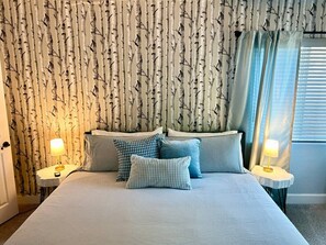 4 bedrooms, desk, iron/ironing board, travel cot - Ultimate Furnished Rental-Centrally Located (Aurora)