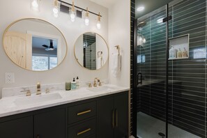 Douche, sĂšche-cheveux, serviettes fournies, savon