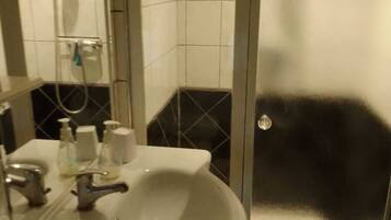 Douche, serviettes fournies, savon, papier toilette