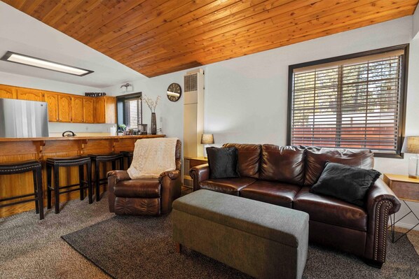 Smart TV, fireplace - Charming Cabin Retreat in Big Bear (Big Bear)