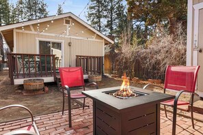 Terrace/patio - Charming Cabin Retreat in Big Bear (Big Bear)