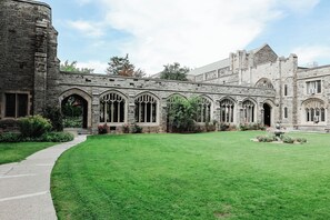 Courtyard - Knox Residence University of Toronto (Toronto)