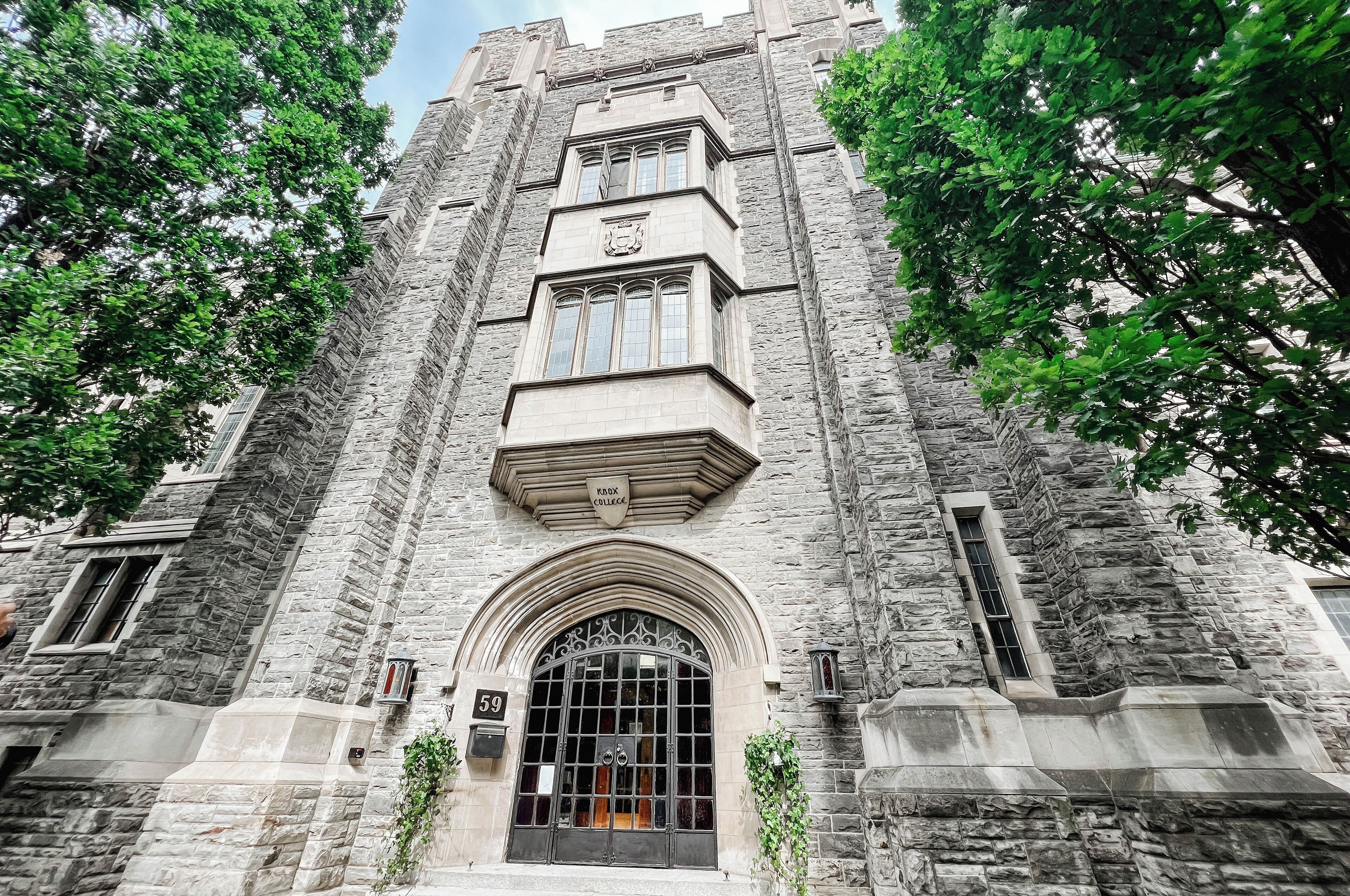 Vista frontal de la propiedad