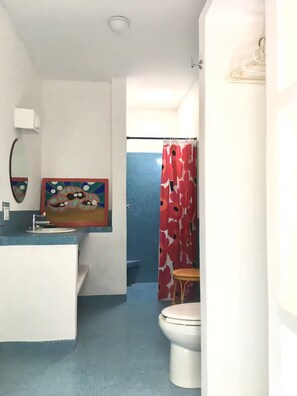Dusj, hårføner, håndklær og såpe