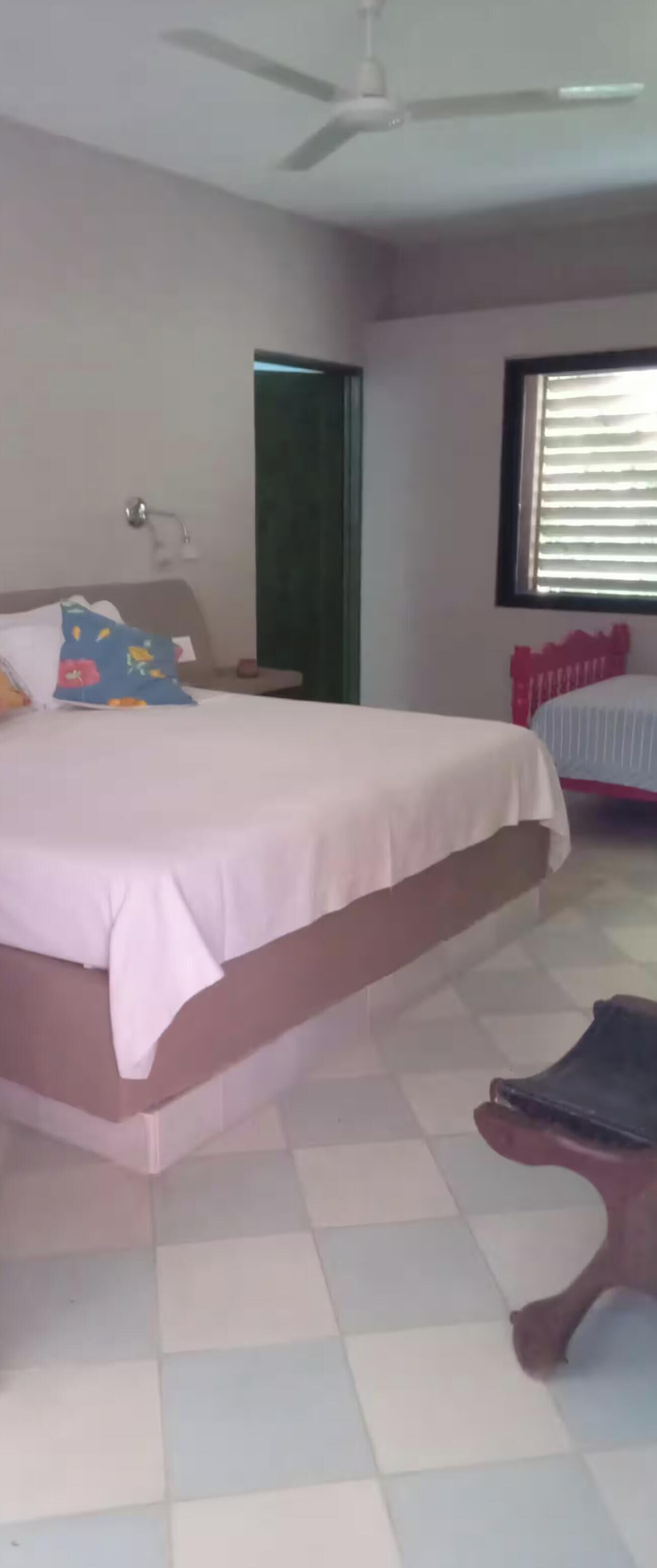1 dormitorio, tabla de planchar con plancha, wifi y ropa de cama