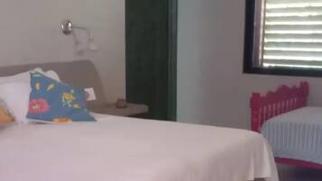 1 dormitorio, tabla de planchar con plancha, wifi y ropa de cama