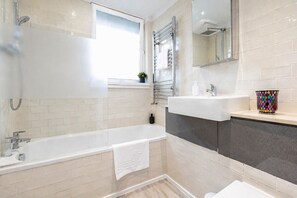 Haartrockner, Handtücher, Seife, Toilettenpapier