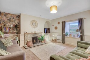 Smart-tv, een open haard en boeken