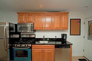 Microwave, oven, stovetop, dishwasher - Charming 2-bedroom apartment in Bloomingdale Northwest DC (Washington)