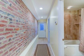 Jetted tub, hair dryer, bidet, towels - Charming 2-bedroom apartment in Bloomingdale Northwest DC (Washington)