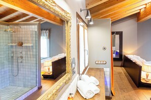 Bruser, hårtørrer, bidet, håndklæder