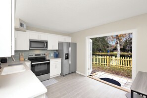 Microwave, oven, stovetop, dishwasher - Beautiful Lake Mandarin Home (Jacksonville)