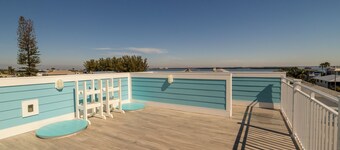 7-bedroom-6.5 baths-Free Golf Cart-Heated Pool-Near Beach-Water Views-Roof Deck