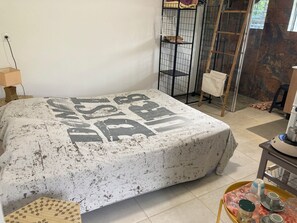 1 bedroom, iron/ironing board, free WiFi, bed sheets - Room with private terrace for two (Saint-Paul)