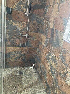 Shower, hair dryer, towels, soap - Room with private terrace for two (Saint-Paul)