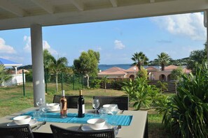 Outdoor dining - 'Ocean Bay View' Charming 2-bed, 2 bath villa, WiFi, AC Gated com. in Cul-de-Sac (Cul-de-Sac)