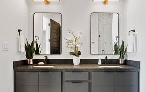 Douche, sèche-cheveux, serviettes fournies