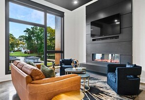 Smart TV, fireplace - Twin Lake Retreats: Villa Noire & Amber Enclave (Hot Springs)