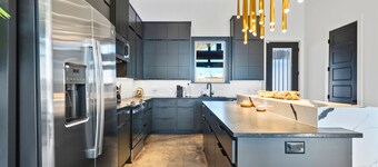 Twin Lake Retreats: Villa Noire & Amber Enclave