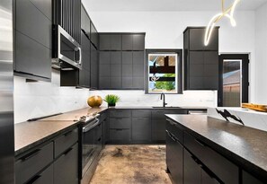 Fridge, microwave, oven, stovetop - Twin Lake Retreats: Villa Noire & Amber Enclave (Hot Springs)