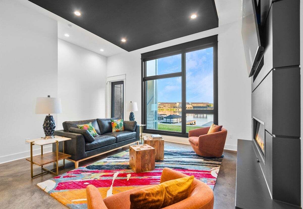 Smart TV, fireplace