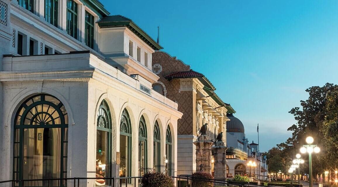 Um edifício histórico com janelas em arco e uma cúpula.