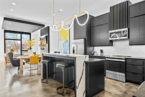 Réfrigérateur, micro-ondes, four, plaque de cuisson