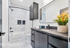 Douche, sèche-cheveux, serviettes fournies