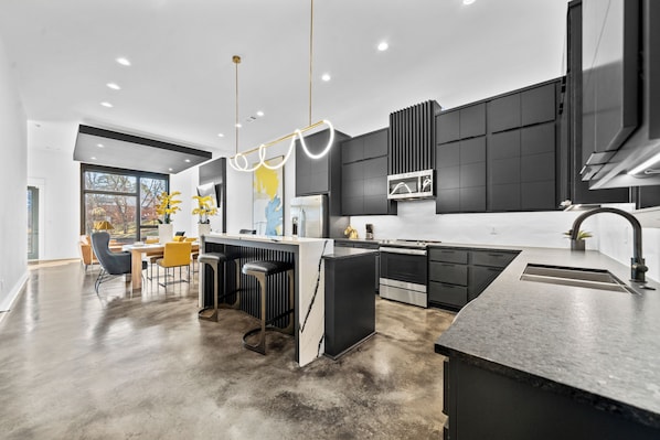 Réfrigérateur, micro-ondes, four, plaque de cuisson