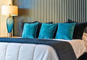 8 bedrooms, free WiFi, bed sheets - Twin Lake Retreats: Kingfisher & Wild Orchid (Hot Springs)