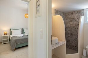 2 bedrooms, iron/ironing board, WiFi