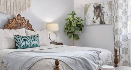 Spacious 5-bed house centralized within hour of skiing, Race track & Lake George