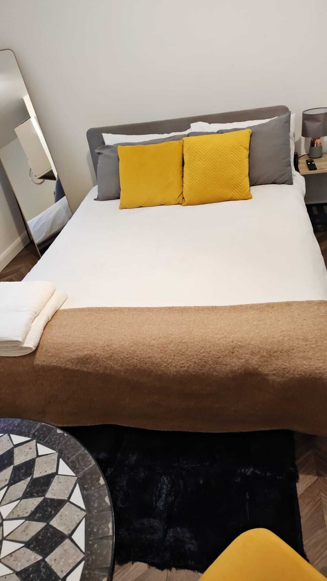 Estúdio panorâmico, suíte, vista para a cidade | Escrivaninha, Wi-Fi de cortesia, roupa de cama